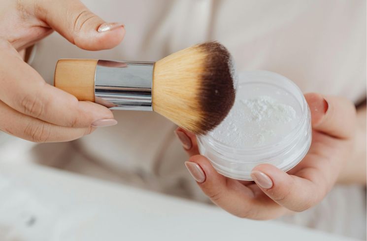 Ilustrasi Penggunaan Translucent Powder (Pexels/Kaboompics)