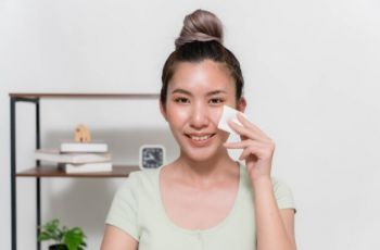 Anti Ribet! 5 Rekomendasi Makeup Remover Wipes Praktis yang Bisa Dibawa ke Mana Saja