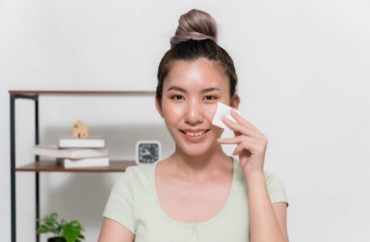 Ilustrasi pakai cleansing wipes. (Freepik)