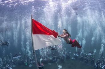 Aksi Unik dan Patriotik Sherly Tjoanda di Hari Kemerdekaan, Berani Kibarkan Bendera di Dasar Lautan!