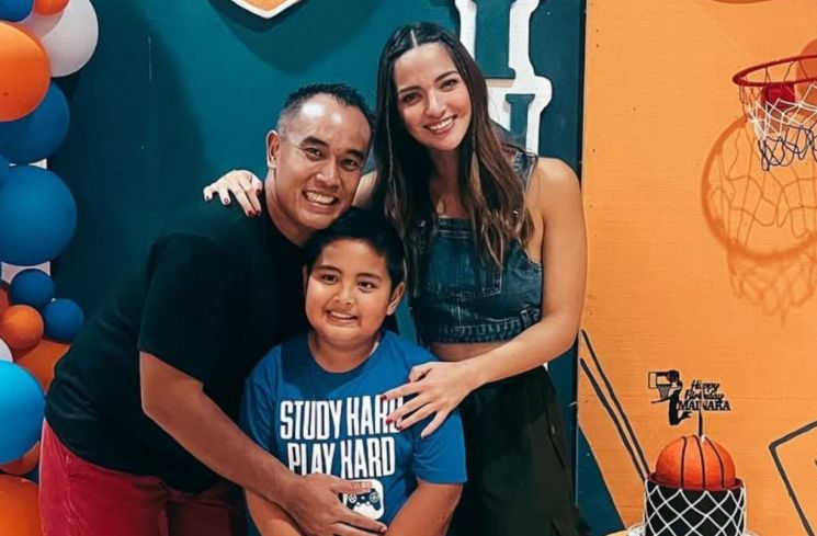 Nia Ramadhani, Ardie Bakrie, dan Mainaka (Instagram/ramadhaniabakrie)