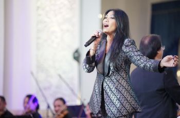 Awet Muda Tanpa Botox! Intip Rahasia Kecantikan Anggun C. Sasmi di Usia 51 Tahun