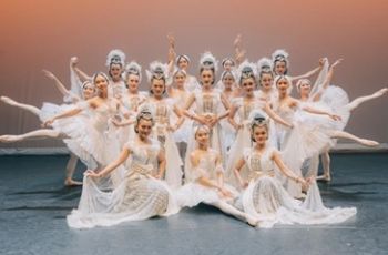 Swan Lake Rasa Nusantara, Perpaduan Tari Tradisional Jawa dan Balet yang Magis