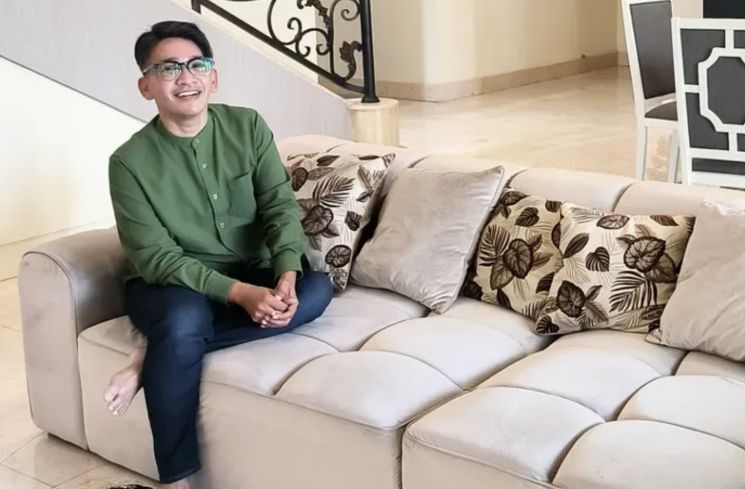 Ekstrem! Ruben Onsu Jadi Petugas Upacara Paling Beda, Ditemani 17 Ikan Hiu!