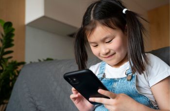 Ponsel Bukan Babysitter, Ajak Anak Main di Luar Biar Nggak Jadi Generasi Mager