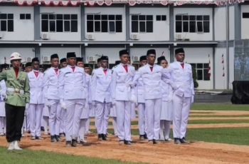 Hampir Tumbang Tapi Tetap Tegak, Momen Paskibra Sorong Dapat Standing Ovation Warganet