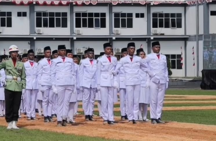 Aksi heroik petugas Paskibra di Sorong (Instagram/jakarta.insider)
