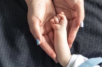 Viral Bedong Bayi Jadi Sumber Drama Menantu dan Mertua: Ketika Parenting Modern Lawan Tradisi