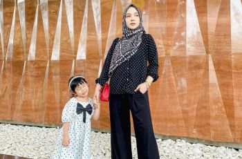 Inspirasi Fashion Mama Muda: Gaya OOTD Couple Ayu Indriyati dan Buah Hati