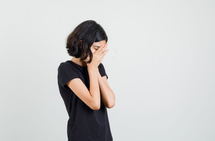 Ilustrasi anak perempuan sedih (Freepik/8photo)