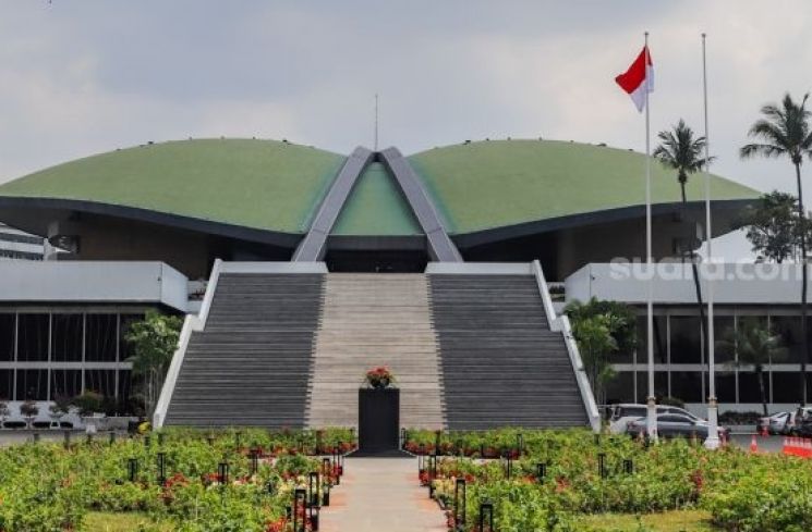Ilustrasi Gedung DPR/MPR. (dok. Suara.com)