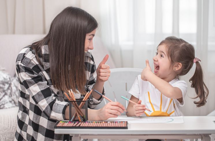 Ilustrasi ibu dukung hobi anak (Freepik/pvproductions)