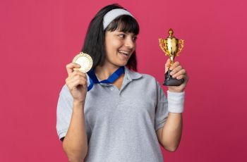 Viral Cewek dengan Piala dan Piagam Bejibun: Apa Bedanya Pamer dan Motivasi?
