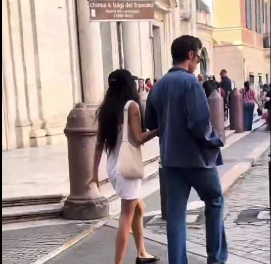 Zoe Kravitz Gandengan dengan Harry Style di Roma. (dok. X)