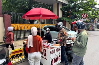 Revolusi Kuliner Jalanan Makin Heboh: Setelah Kopi, Sekarang Eranya Nasi Padang Keliling