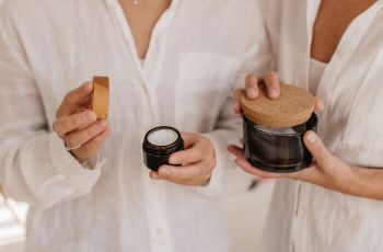 Cantik dan Peduli Bumi, Begini Cara Perempuan Pakai Skincare yang Ramah Lingkungan