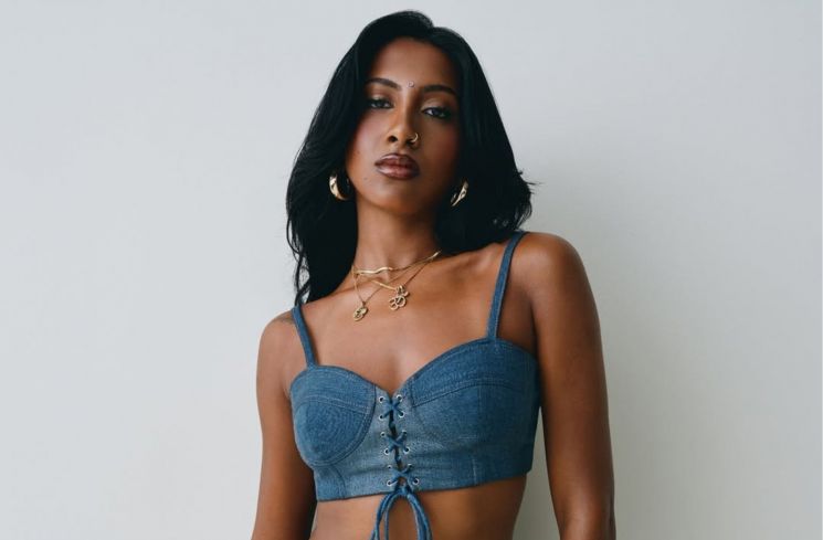 Potret Lara Raj saat Menjadi Model Iklan GAP Denim (Instagram/@gap)