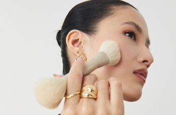 5 Kuas Makeup Multifungsi yang Bisa Jadi Fashion Statement di Meja Riasmu