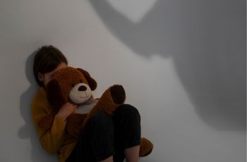 Mengulik Daddy Issues, Masalah Psikologis yang Bikin Hubungan Anak dan Ayah Rumit
