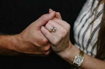 Rahasia di Balik Cincin Tunangan Taylor Swift: Misteri Angka 13 yang Selalu Spesial