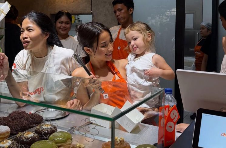 Jennifer Coppen dan Kamari di Chewys Cafe (Instagram/jennifercoppenreal20)