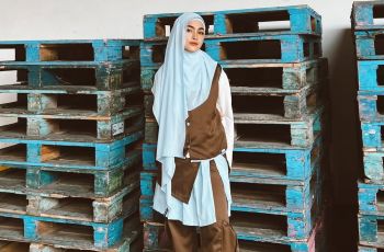 Syar'i Tampil Beda! Intip 5 OOTD Hijab Stylish Ala Elfira Loy