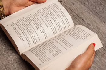 5 Rekomendasi Novel yang Relate dengan Kondisi Negara Indonesia Saat Ini: Penuh Ketidakadilan