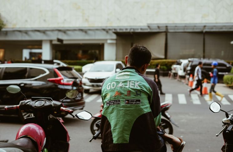 Driver ojol Indonesia (Unsplash/Afif Ramdhasuma)