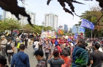 Cuitan Kocak Bahas Alasan Kenapa Gen Z Gak Mungkin Bikin Demo Rusuh: Sibuk Cari Ide Story yang Estetik!