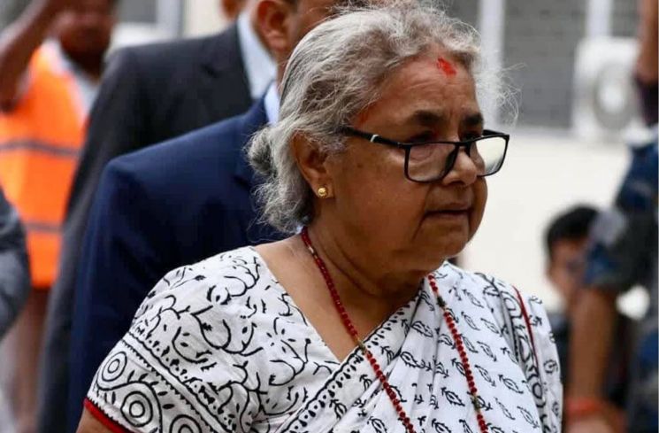 Potret Sushila Karki sedang mengunjungi Rumah Sakit Sipil di Nepal menjenguk para anak muda yang menjadi korban luka saat aksi unjuk rasa (X/@RONBupdates)