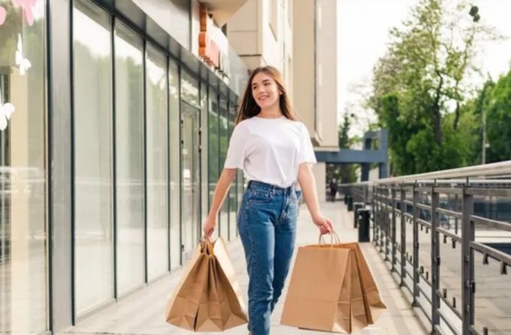 Ilustrasi gen Z belanja. (Freepik)