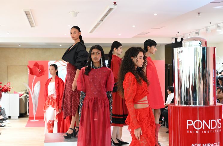 Fashion Presentation ”The Revival of Miracles” (dok. POND'S)