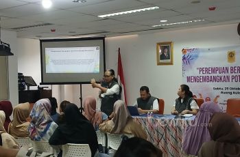 Pengabdian Masyarakat UI: Ajak Perempuan RW 11 Manggarai Belajar Mengatur Uang, Caranya Santai!