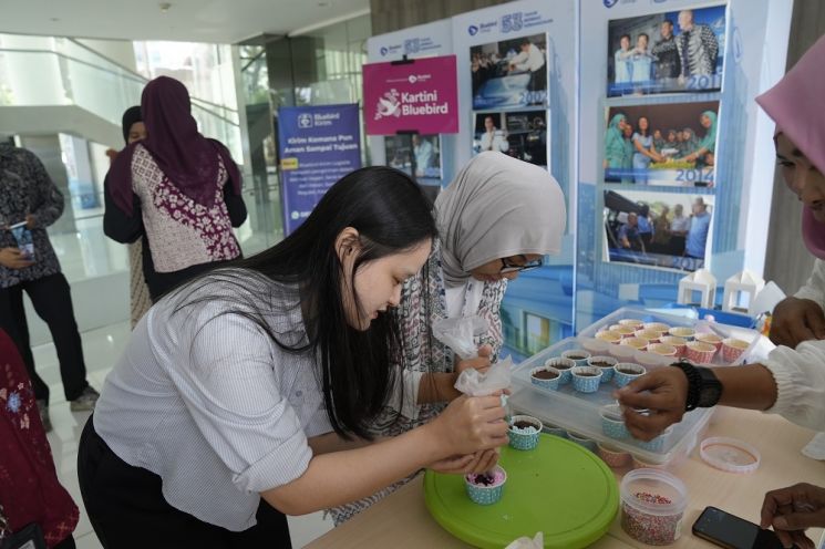 Aktivitas dekorasi cupcake Kartini Bluebird. (dok. Bluebird)