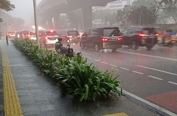 Bukan Sejuk, Hujan di Jakarta Mengandung Mikroplastik yang Berbahaya bagi Kesehatan Maupun Lingkungan
