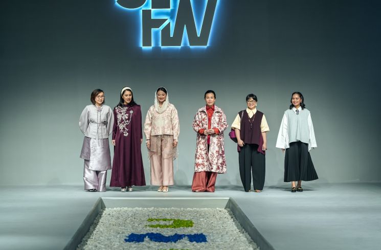 Enam wakil menteri perempuan sebagai muse di panggung JMFW 2026. (Dok. JMFW)