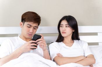 Kenapa Cewek Suka Mengingat-Ingat Kesalahan Pasangan? Ini Penjelasannya