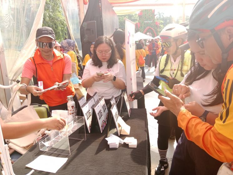 Booth WNN diserbu peserta Cycling Tour Kampanye. (Dewiku.com/Clarencia)