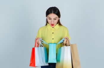 Niat Hidup Hemat, Tapi Tiap Minggu Tetap Checkout: Kenapa Perempuan Susah Lepas dari Jajan Kecil?