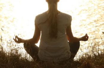 Benarkah Manifesting Bisa Mengurangi Overthinking?