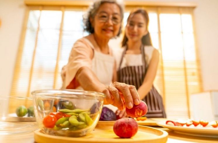 Masak Tetap Gurih Meski Garam Dikurangi? Ini Rahasia Pintar Para Moms!