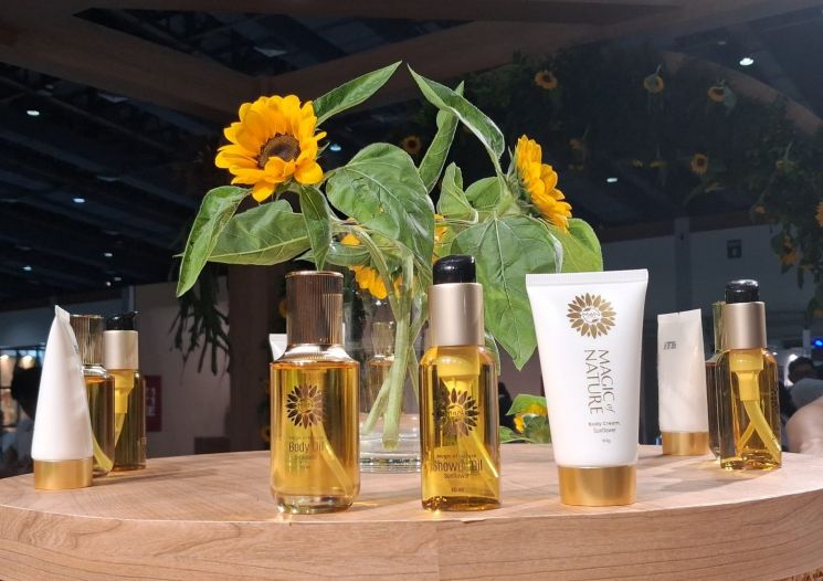 Magic of Nature menghadirkan tiga produk utama yang dirancang untuk bekerja secara sinergis dalam menjaga kesehatan kulit tubuh. (Dewiku.com/Vania)